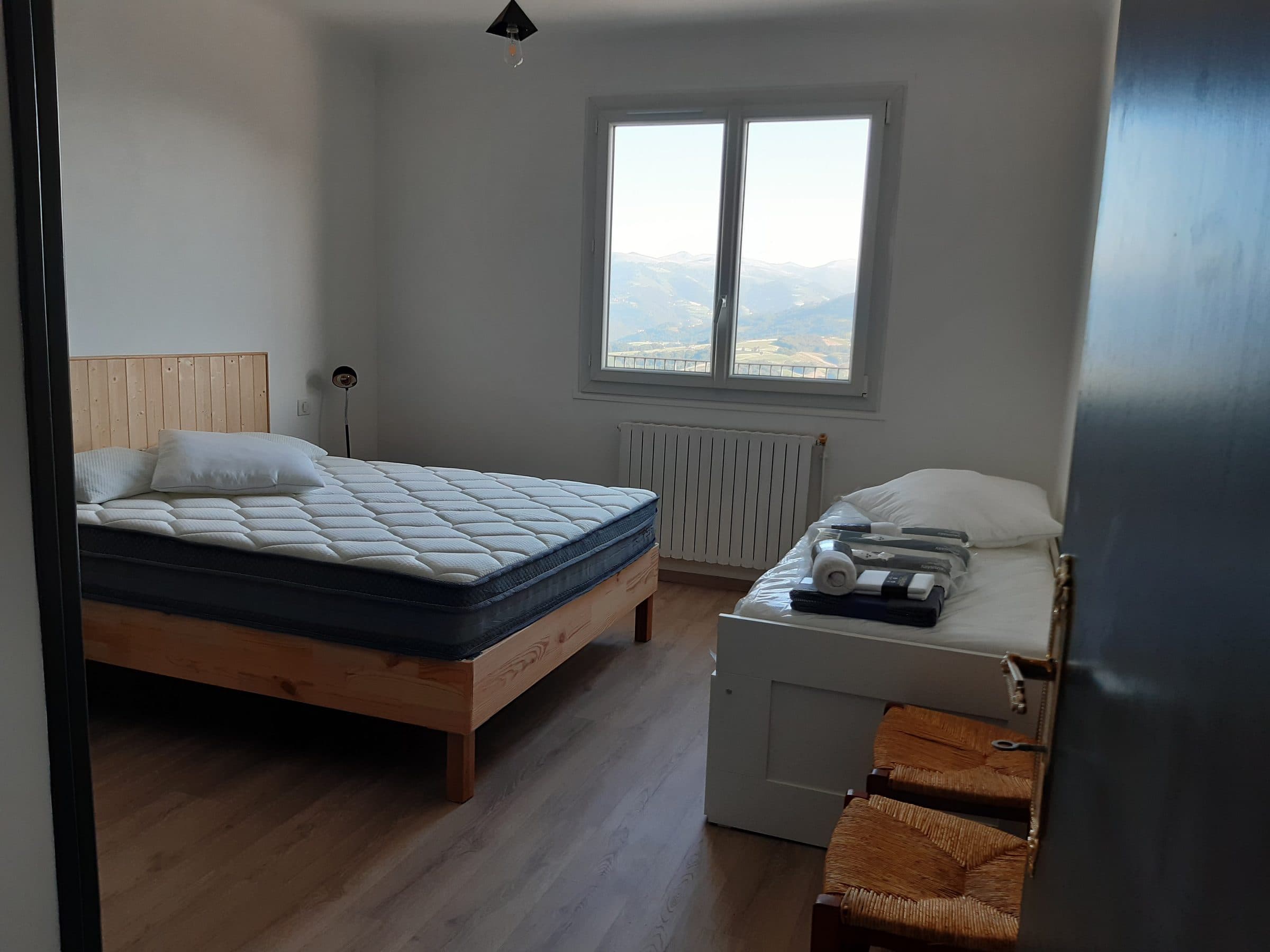 Logela bat haranera begira
