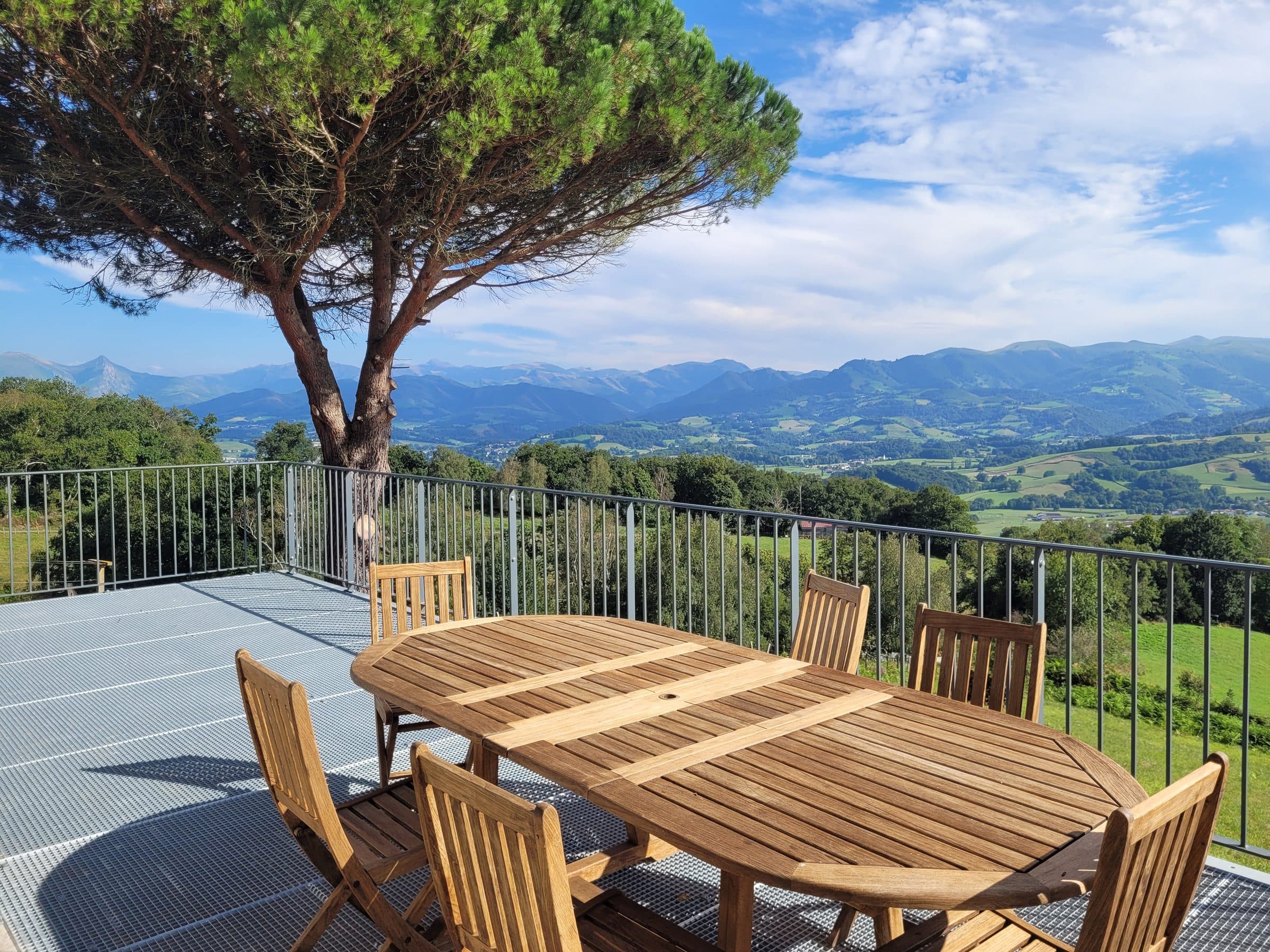 Toki Ederreko terraza, mendien parean